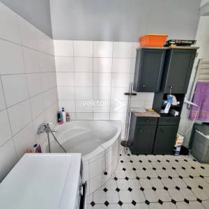 Centar, 140m2, 4-soban stan, prilika za investitore  