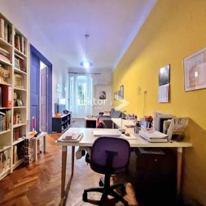 Centar, 140m2, 4-soban stan, prilika za investitore  