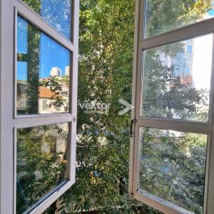 Centar, 140m2, 4-soban stan, prilika za investitore  