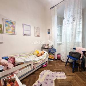 Centar, 140m2, 4-soban stan, prilika za investitore  