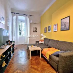 Centar, 140m2, 4-soban stan, prilika za investitore  