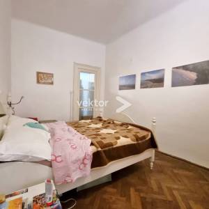 Centar, 140m2, 4-soban stan, prilika za investitore  