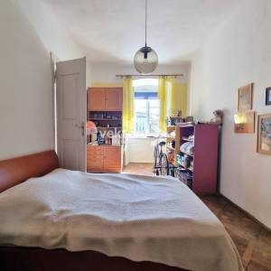 Centar, 140m2, 4-soban stan, prilika za investitore  