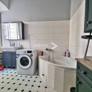 Centar, 140m2, 4-soban stan, prilika za investitore  