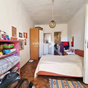 Centar, 140m2, 4-soban stan, prilika za investitore  