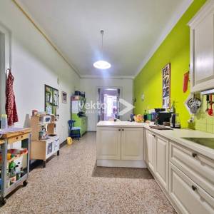 Centar, 140m2, 4-soban stan, prilika za investitore  