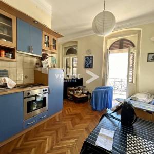 Centar Opatije, uredan stan s tri balkona i parkingom