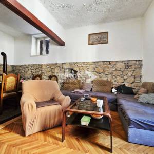 Centar, stan s velikom terasom i osiguranim parkingom