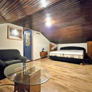 Centar, stan s velikom terasom i osiguranim parkingom