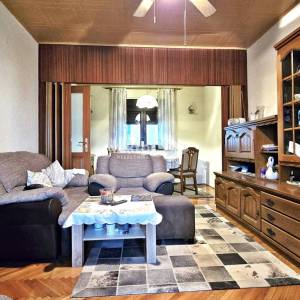 Ćikovići, kuća u nizu s garažom i okućnicom