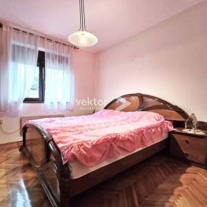 Ćikovići, kuća u nizu s garažom i okućnicom