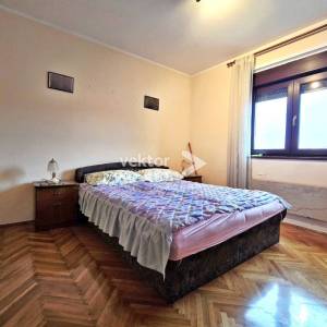 Ćikovići, kuća u nizu s garažom i okućnicom