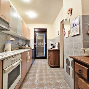 Ćikovići, kuća u nizu s garažom i okućnicom