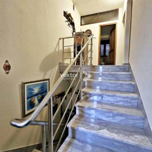 Ćikovići, kuća u nizu s garažom i okućnicom