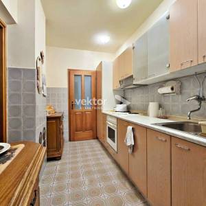 Ćikovići, kuća u nizu s garažom i okućnicom