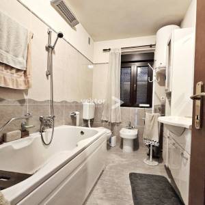 Ćikovići, kuća u nizu s garažom i okućnicom