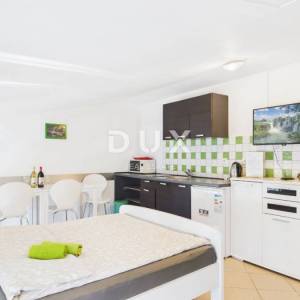 CRIKVENICA - stan s tri stambene jedinice, 200 m od mora