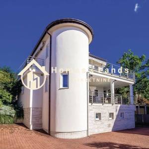 Crikvenica,luksuzni 4-soban apartman s bazenom,terasom,okućnicom i PM