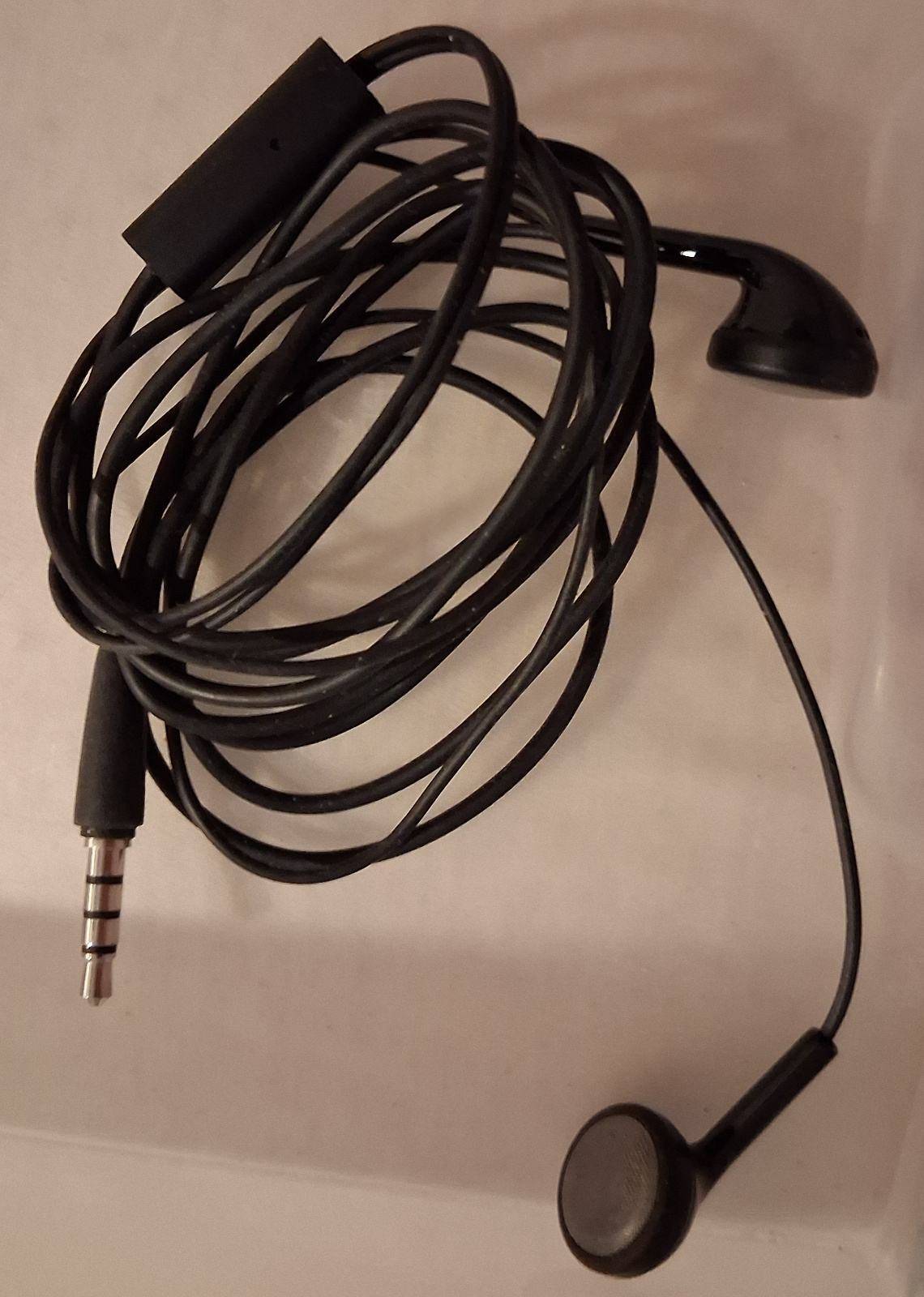 Crne slusalice za mobitel.