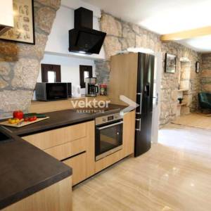 Dobrinj, okolica, preuređena starina s bazenom