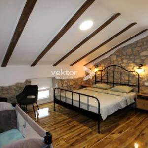 Dobrinj, okolica, preuređena starina s bazenom