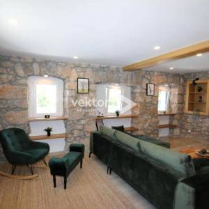 Dobrinj, okolica, preuređena starina s bazenom