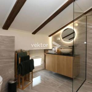 Dobrinj, okolica, preuređena starina s bazenom