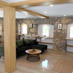 Dobrinj, okolica, preuređena starina s bazenom