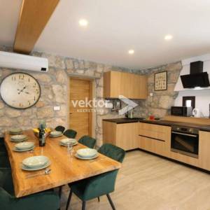 Dobrinj, okolica, preuređena starina s bazenom