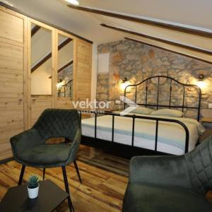 Dobrinj, okolica, preuređena starina s bazenom