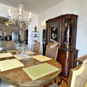 Dramalj, prostrana kuća s velikom okućnicom i pogledom na more