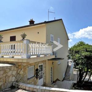 Dramalj, prostrana kuća s velikom okućnicom i pogledom na more