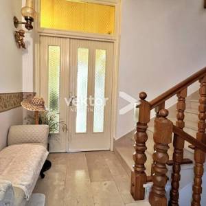 Dramalj, prostrana kuća s velikom okućnicom i pogledom na more