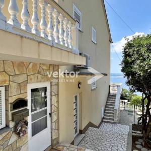 Dramalj, prostrana kuća s velikom okućnicom i pogledom na more