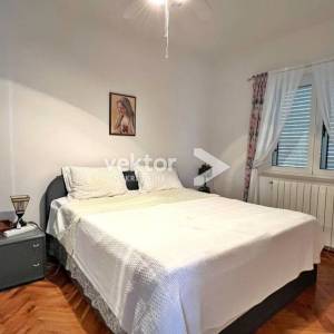 Dramalj, prostrana kuća s velikom okućnicom i pogledom na more