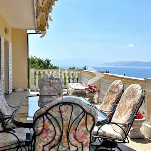 Dramalj, prostrana kuća s velikom okućnicom i pogledom na more