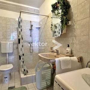 Dramalj, prostrana kuća s velikom okućnicom i pogledom na more