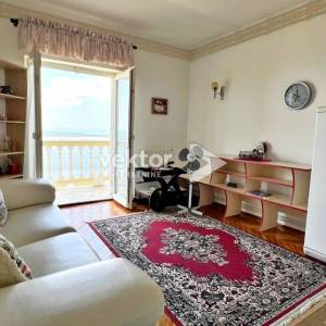 Dramalj, prostrana kuća s velikom okućnicom i pogledom na more