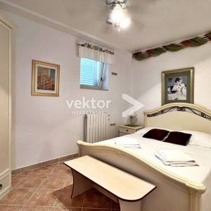 Dramalj, prostrana kuća s velikom okućnicom i pogledom na more