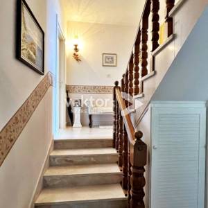 Dramalj, prostrana kuća s velikom okućnicom i pogledom na more