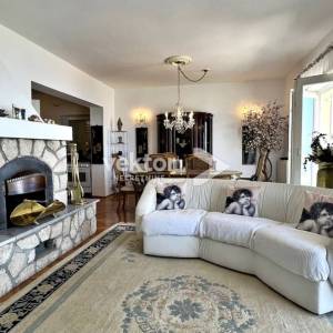 Dramalj, prostrana kuća s velikom okućnicom i pogledom na more