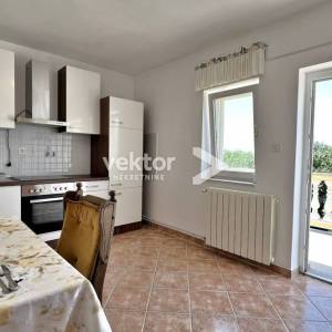 Dramalj, prostrana kuća s velikom okućnicom i pogledom na more