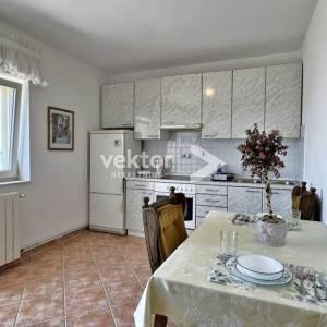 Dramalj, prostrana kuća s velikom okućnicom i pogledom na more