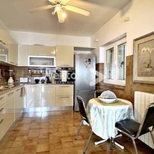 Dramalj, prostrana kuća s velikom okućnicom i pogledom na more