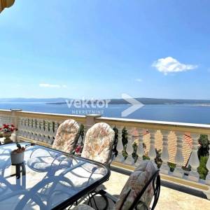 Dramalj, prostrana kuća s velikom okućnicom i pogledom na more