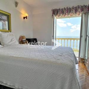 Dramalj, prostrana kuća s velikom okućnicom i pogledom na more