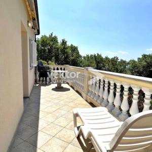 Dramalj, prostrana kuća s velikom okućnicom i pogledom na more