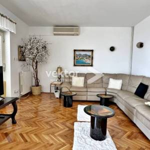 Dramalj, prostrana kuća s velikom okućnicom i pogledom na more