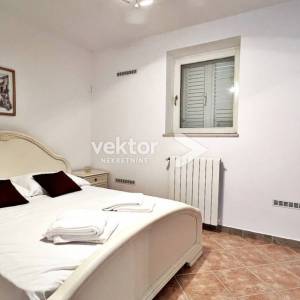 Dramalj, prostrana kuća s velikom okućnicom i pogledom na more