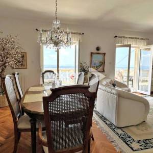 Dramalj, prostrana kuća s velikom okućnicom i pogledom na more